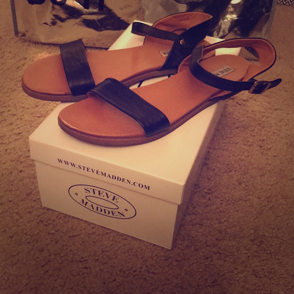 Black leather Steve Madden sandals
